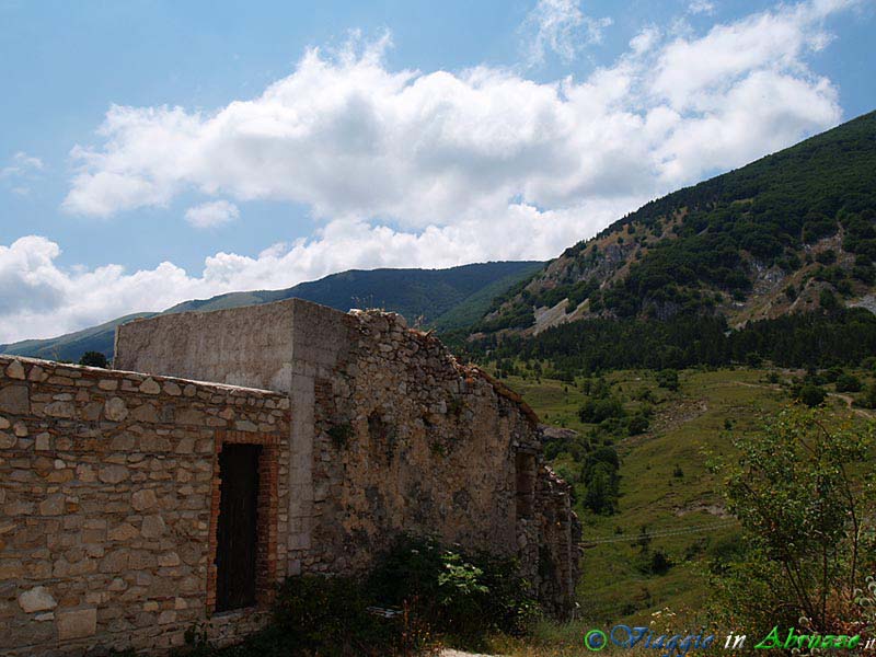 28-P7093413+.jpg - 28-P7093413+.jpg -  Il suggestivo borgo medievale di Roccacaramanico sorge ai piedi delle faggete del Monte Morrone (2.061 m.).